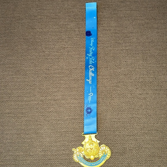 Disney Run Medal 2018 Fairy Tale Challenge 5th Anniversary Walt Disney World - Picture 2 of 6